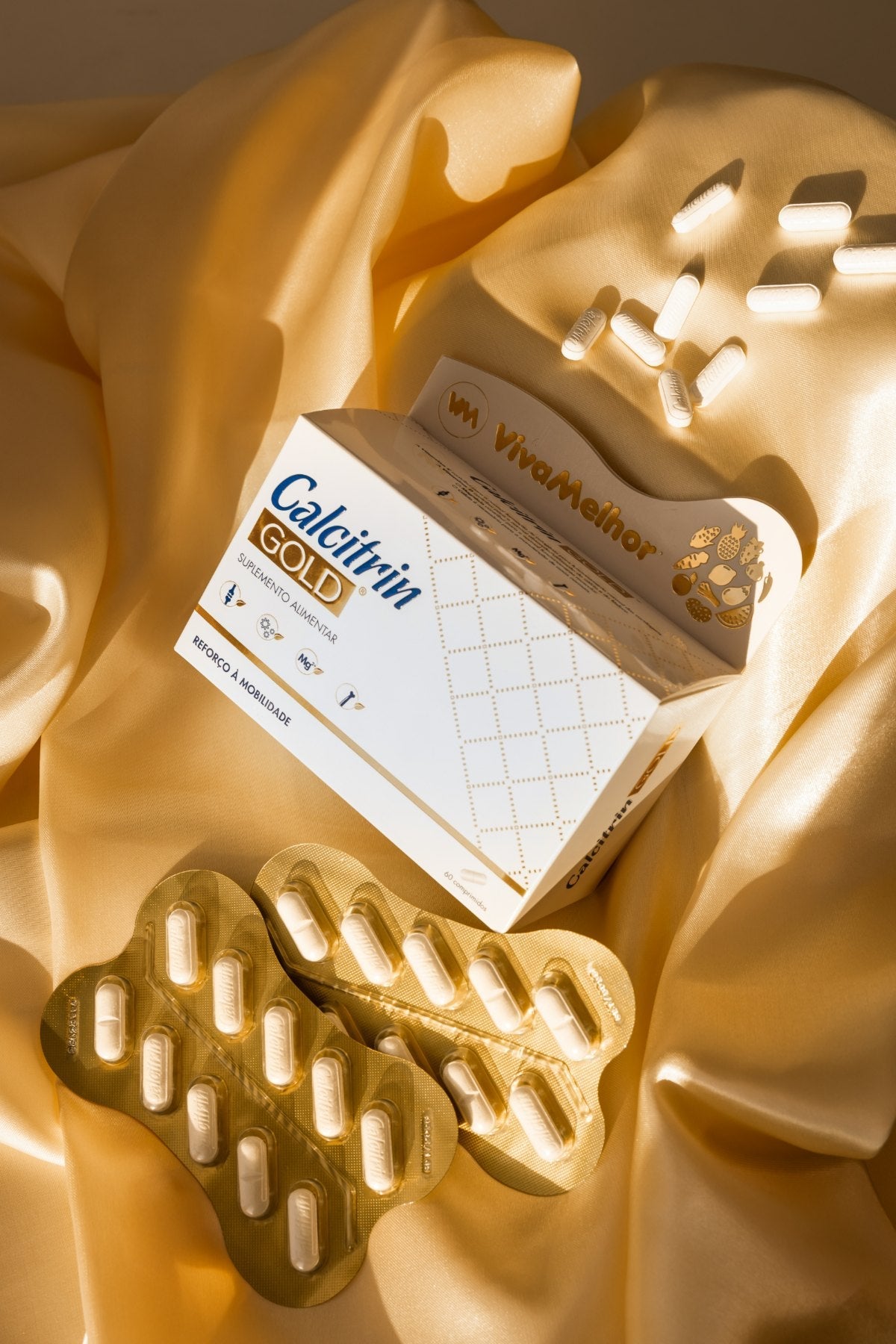 Calcitrin Gold sobre satén dorado
